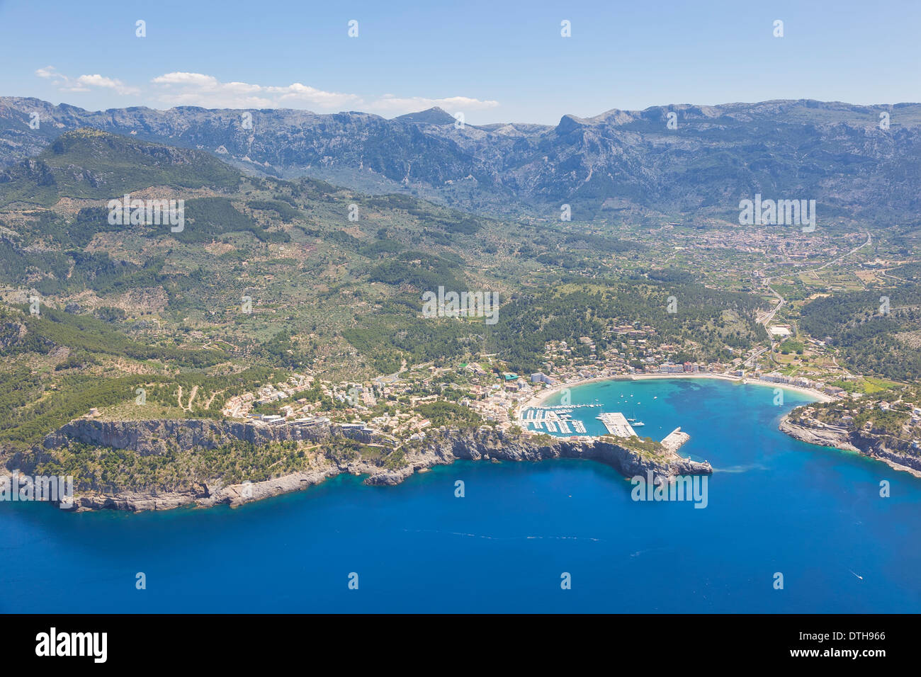 Nordwestküste Mallorcas. Port de Sóller Stadt, Tal von Sóller und Tramuntana-Gebirge. Luftaufnahme. Balearen, Spanien Stockfoto