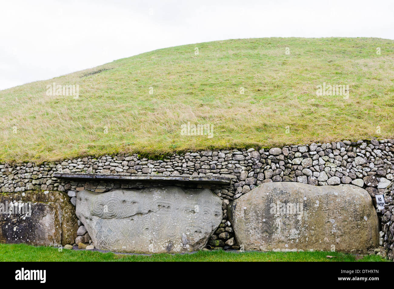 Kerb mit Steinen Newgrange gekammert Durchgang Grab Stockfoto