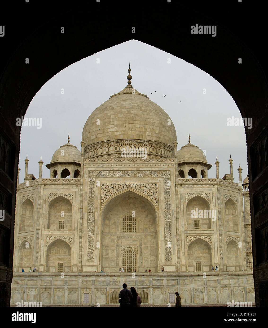 Das Taj Mahal als erobert, durch einen Bogen, Agra, Indien Stockfoto