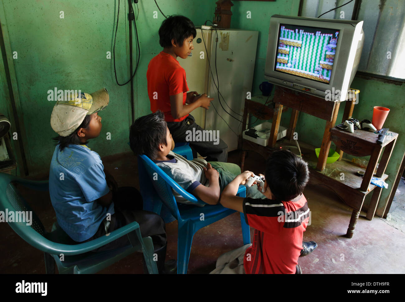 Jungs spielen Videospiel, San Ramon, Nicaragua Stockfoto