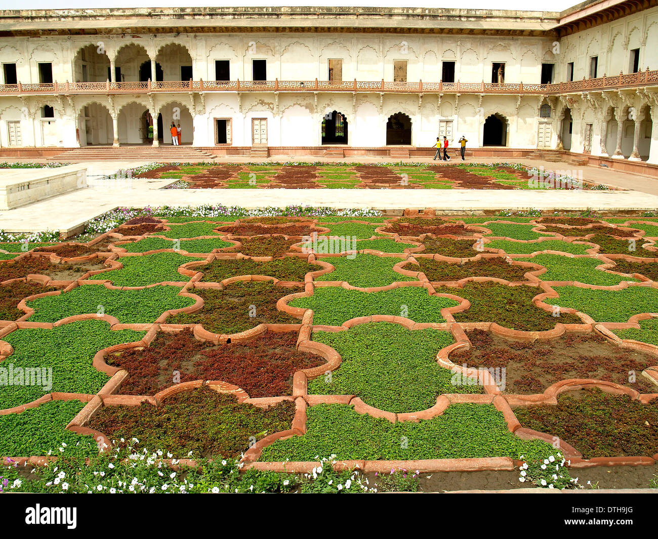 Die gemusterten Gärten auf den Innenhof des Roten Forts, Agra, Indien Stockfoto