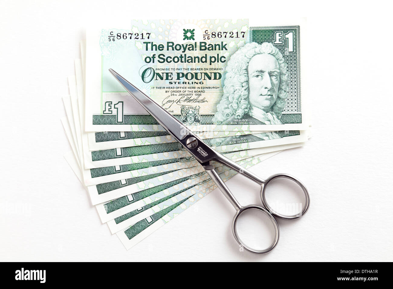 Eine Schere auf Scottish One Pound Notes, Schottland, Großbritannien Stockfoto