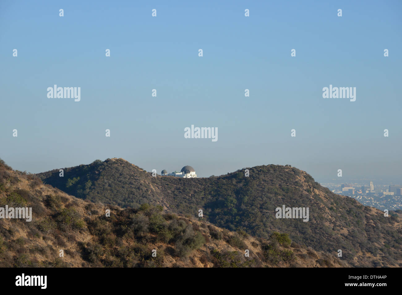 Art-Deco-Griffith Park Observatorium hoch in den Hollywood Hills über die LA-smog Stockfoto