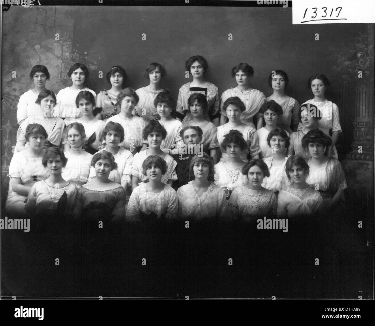 Der Western College Agora Club, gegründet 1914, ist eine Organisation, die sich auf Aktivitäten von Studenten konzentriert, insbesondere in Literatur und Frauenerziehung. Dieses Gruppenporträt fängt die Mitglieder des Clubs während des frühen 20. Jahrhunderts an der Miami University in Oxford, Ohio, ein. Stockfoto