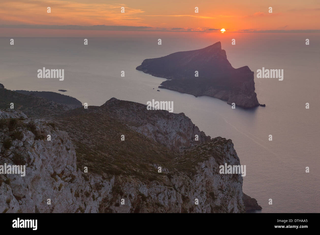 Insel Dragonera Silhouette bei Sonnenuntergang, Westen von Mallorca. Geschützten Bereich. Andratx Bereich. Balearen, Spanien Stockfoto