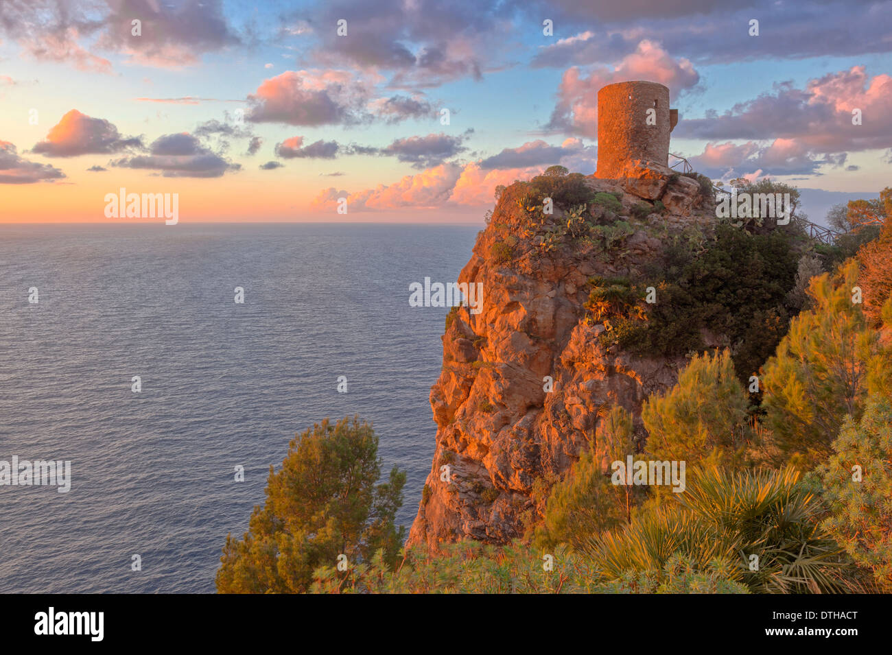 16. Jahrhundert Piraten Wachturm Torre des Verger bei Sonnenuntergang. Banyalbufar Bereich. Nordwestküste Mallorcas. Balearen, Spanien Stockfoto