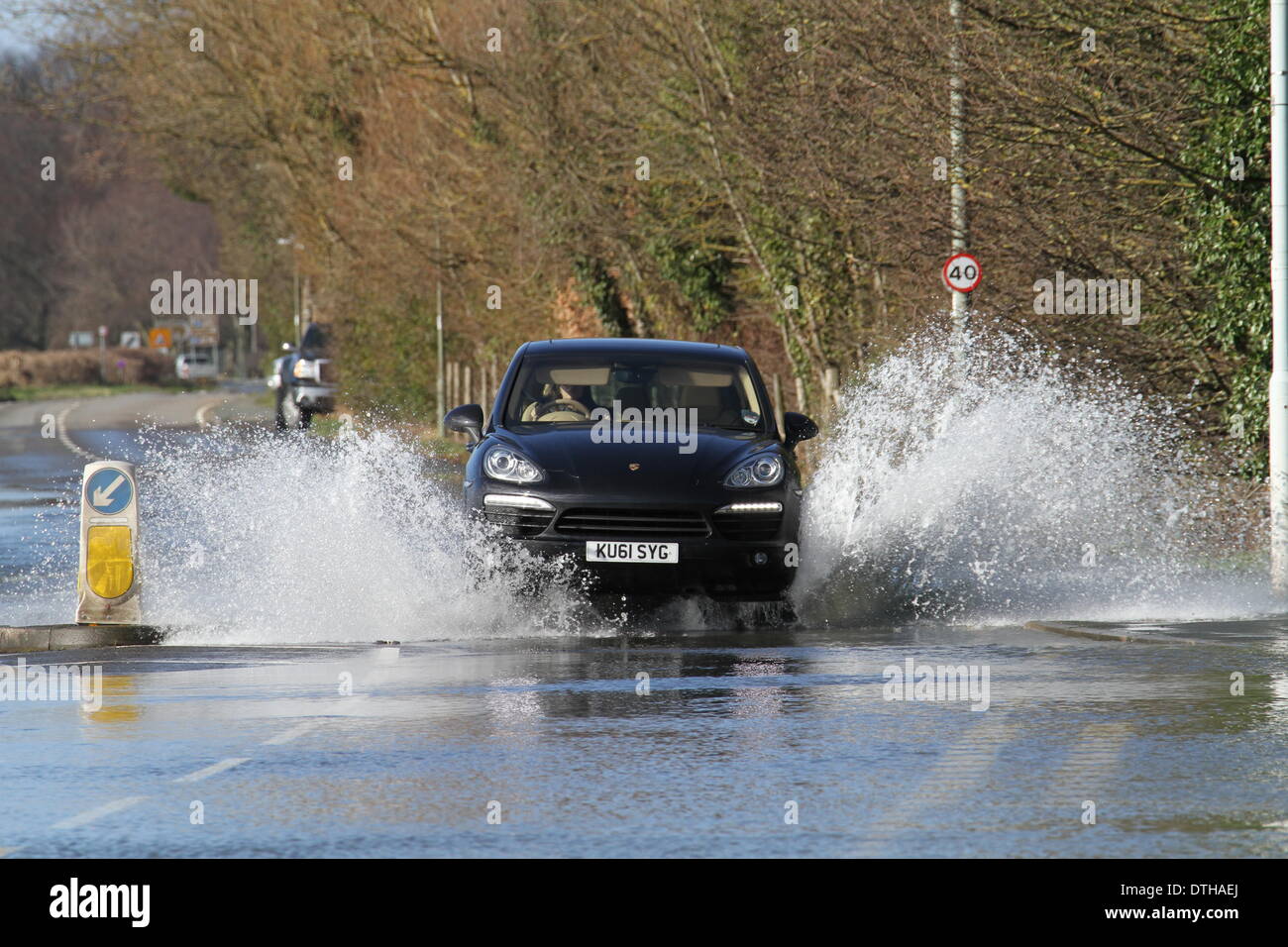 Egham, Surrey, UK. 17. Februar 2014. Flut Szenen von Egham, Surrey ein Auto fährt durch zurückweichenden Fluten auf die A308 in Runnymede, in der Nähe von Egham, Surrey UK Credit: John Maxwell-Roberts/Alamy Live News Stockfoto
