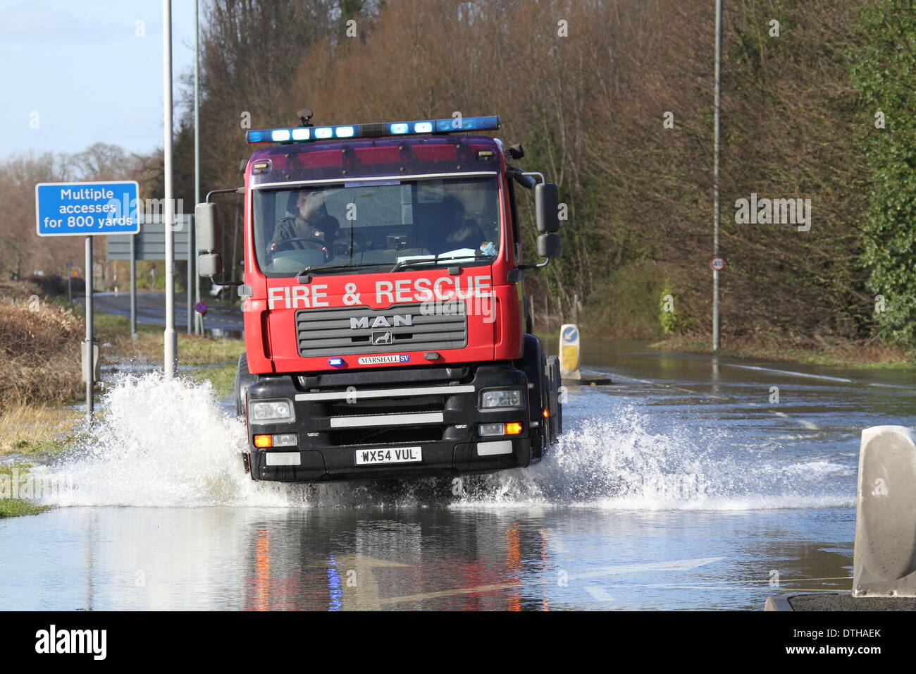 Egham, Surrey, UK. 17. Februar 2014. West Yorkshire Feuer und Rettung Service eingerichtet Pumpen die A308-Windsor-Straße in der Nähe von Runnymede zu löschen.  Ein Feuerwehrauto fährt durch die zurückweichenden Fluten in Runnymede, in der Nähe von Egham, Surrey. Bildnachweis: John Maxwell-Roberts/Alamy Live-Nachrichten Stockfoto