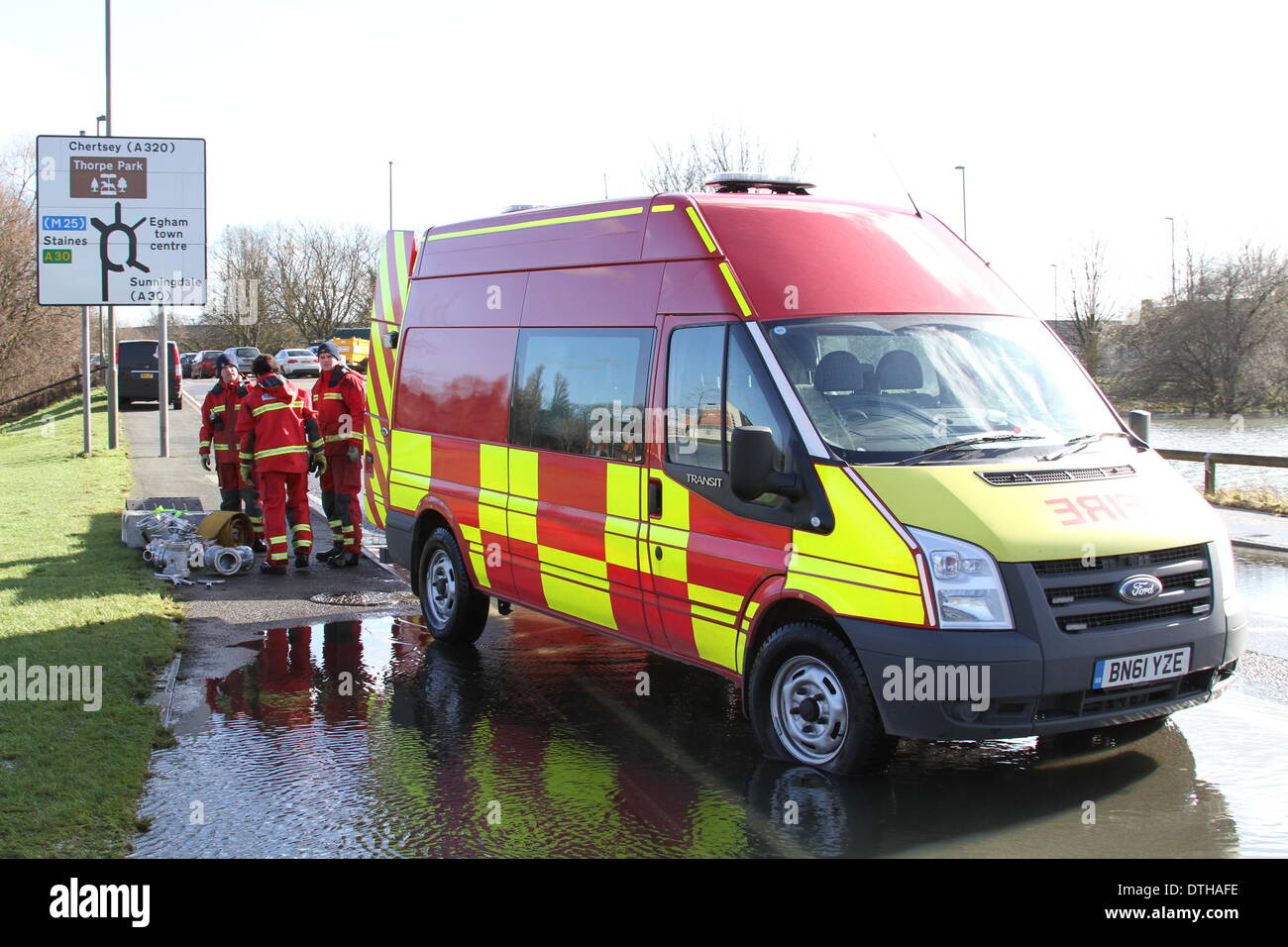 Egham, Surrey, UK. 17. Februar 2014. Szenen von Egham, Surrey West Yorkshire Feuer und Rettung Service eingerichtet, Pumpen, A308 Windsor Road in der Nähe von Runnymede klar zu überfluten. Bildnachweis: John Maxwell-Roberts/Alamy Live-Nachrichten Stockfoto
