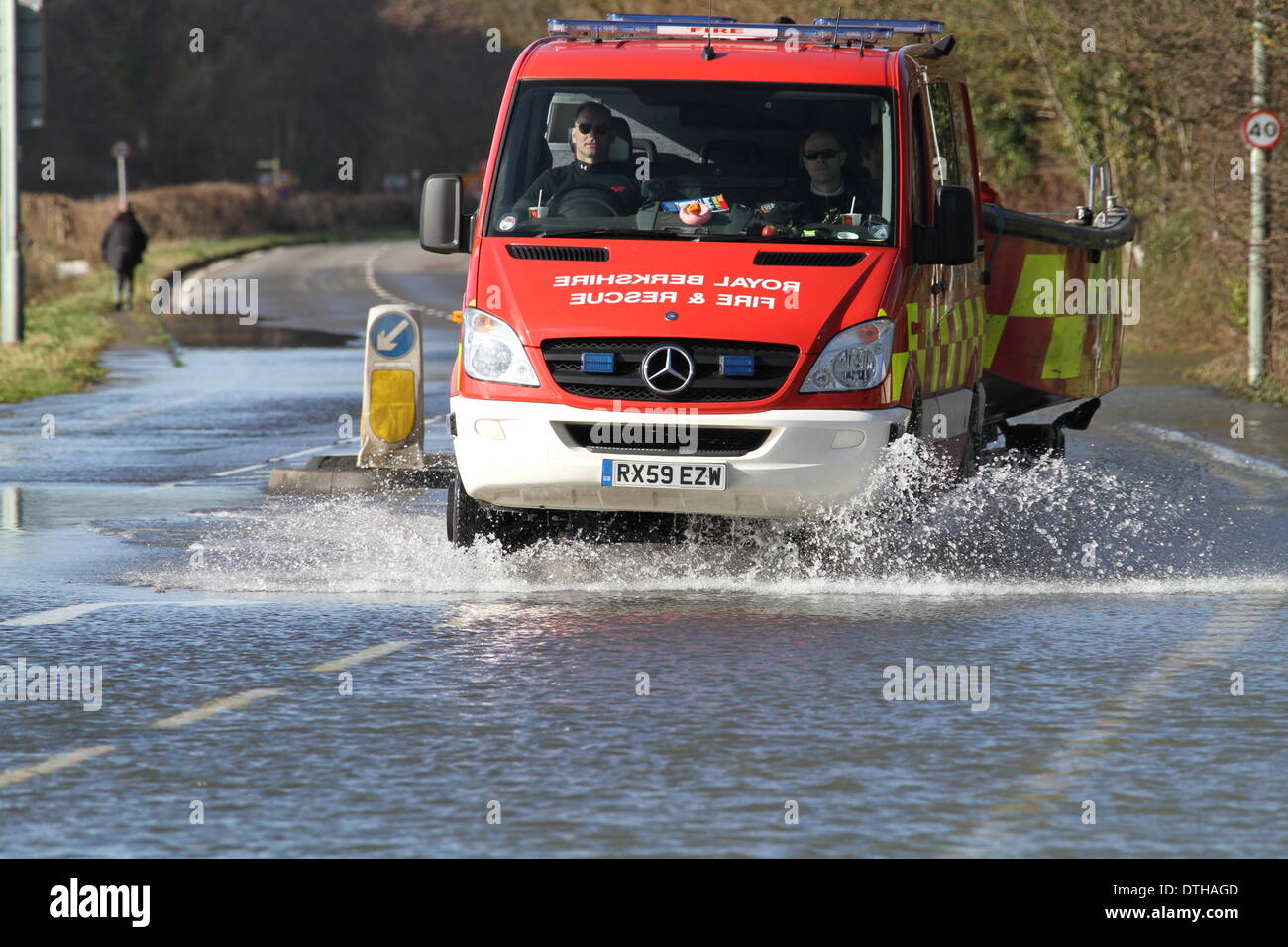 Egham, Surrey, UK. 17. Februar 2014. Flut Szenen von Egham, Surrey A Royal Berkshire Feuer und Rettung Service-Fahrzeug verhandelt die zurückweichenden Fluten in Runnymede, in der Nähe von Egham, Surrey. Bildnachweis: John Maxwell-Roberts/Alamy Live-Nachrichten Stockfoto