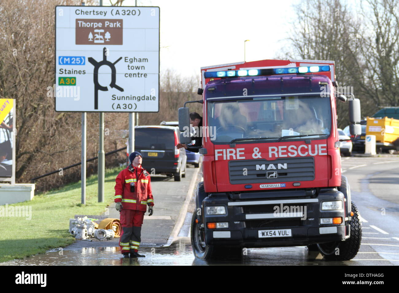 Egham, Surrey, UK. 17. Februar 2014. Szenen von Egham, Surrey als Fluten zurückgehen, West Yorkshire Feuer und Rettung Service eingerichtet, Pumpen, A308 Windsor Road in der Nähe von Runnymede.Windsor Road in der Nähe von Runnymede klar zu überfluten. Bildnachweis: John Maxwell-Roberts/Alamy Live-Nachrichten Stockfoto