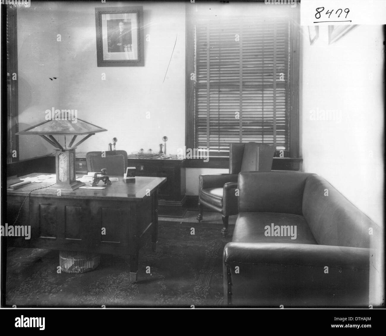 Das President's Office, das sich 1908 im neuen Verwaltungsgebäude der Miami University befindet, spiegelt die historische Innenarchitektur akademischer Einrichtungen während dieser Zeit wider. Das Foto zeigt den architektonischen Stil und die administrative Funktion innerhalb der Universität und hebt die Einrichtung und das Layout des Büros zu dieser Zeit hervor. Stockfoto