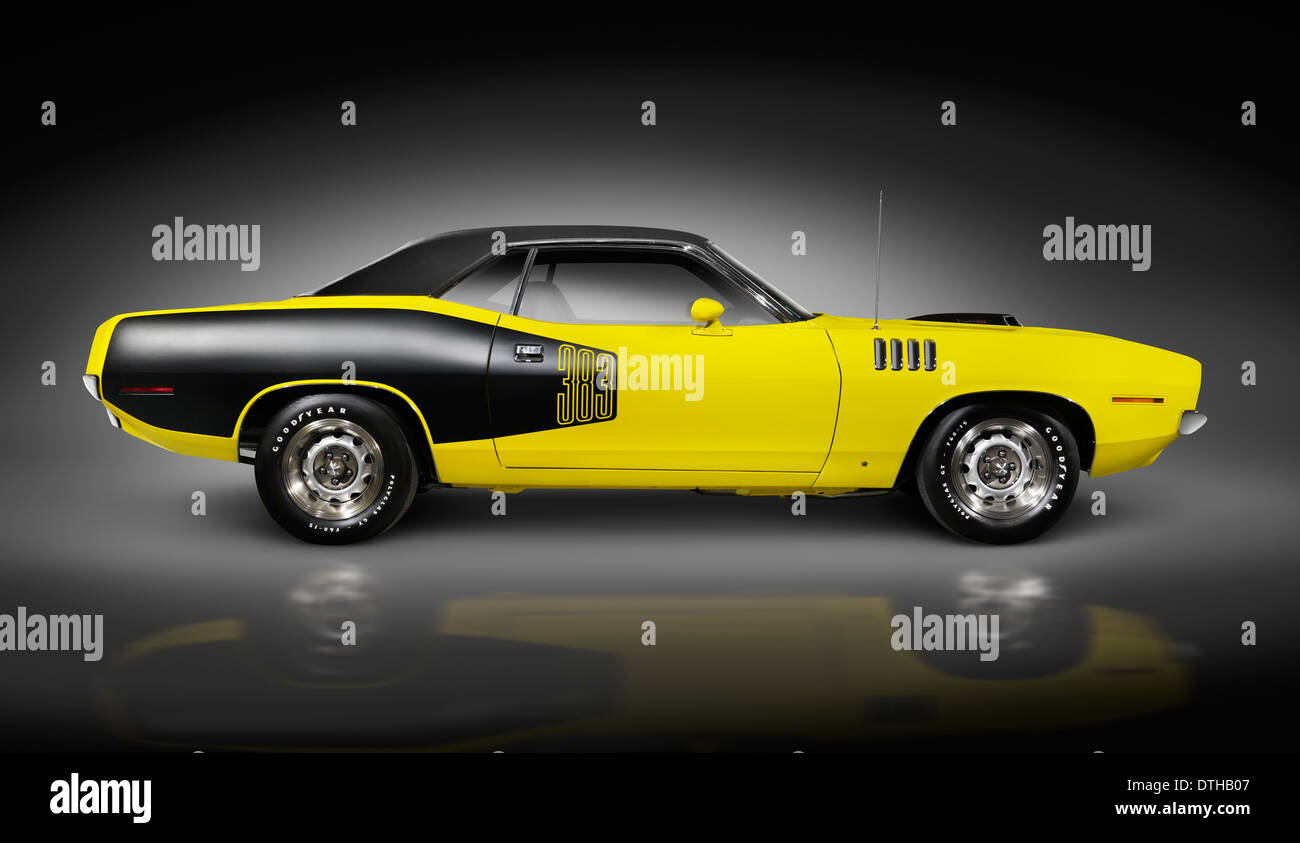 Führerschein und Drucke auf MaximImages.com – Gelber 1972 Dodge Challenger Retro Muscle Car Seitenansicht isoliert auf schwarzem Hintergrund mit Clipping-Pfad Stockfoto