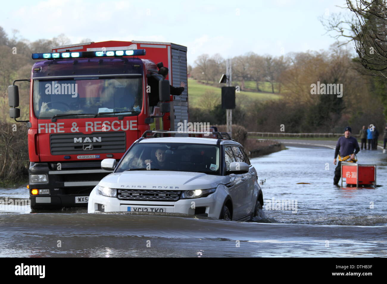 Egham, Surrey, UK. 17. Februar 2014. Flut Szenen von Egham, Surrey A Car verhandelt Hochwasser als West Yorkshire Feuer und Rettung Service Set, Pumpen, um die A308-Windsor-Straße in der Nähe von Runnymede zu löschen. Bildnachweis: John Maxwell-Roberts/Alamy Live-Nachrichten Stockfoto