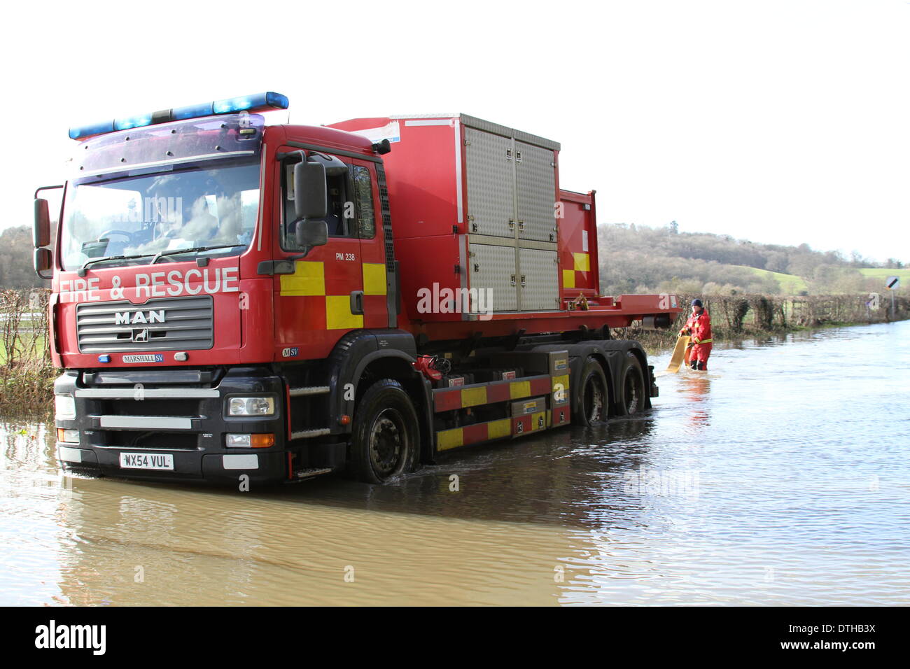 Egham, Surrey, UK. 17. Februar 2014. Szenen von Egham, Surrey West Yorkshire Feuer und Rettung Service eingerichtet, Pumpen, A308 Windsor Road in der Nähe von Runnymede klar zu überfluten. Bildnachweis: John Maxwell-Roberts/Alamy Live-Nachrichten Stockfoto