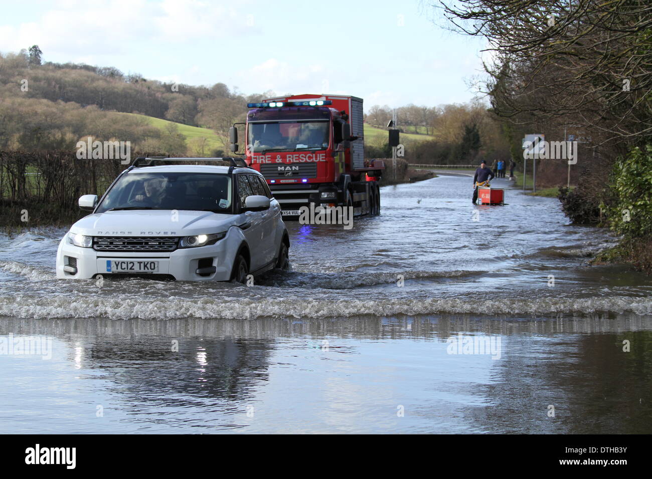 Egham, Surrey, UK. 17. Februar 2014. Flut Szenen von Egham, Surrey A Car verhandelt Hochwasser als West Yorkshire Feuer und Rettung Service Set, Pumpen, um die A308-Windsor-Straße in der Nähe von Runnymede zu löschen. Stockfoto