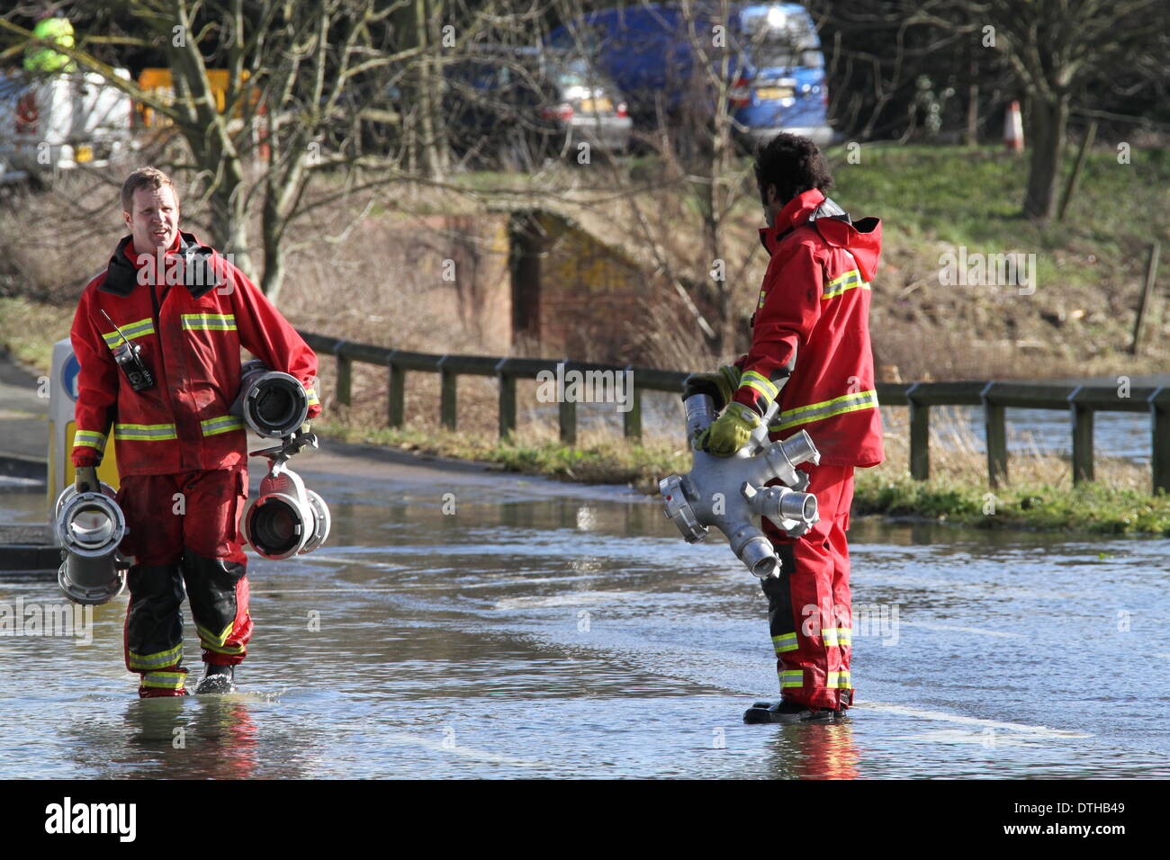 Egham, Surrey, UK. 17. Februar 2014. Flut Szenen von Egham, Surrey West Yorkshire Feuerwehr und Rettungsdienst Feuerwehr tragen Grundausstattung durch die zurückweichenden Fluten in Runnymede, in der Nähe von Egham, Surrey.  Bildnachweis: John Maxwell-Roberts/Alamy Live-Nachrichten Stockfoto