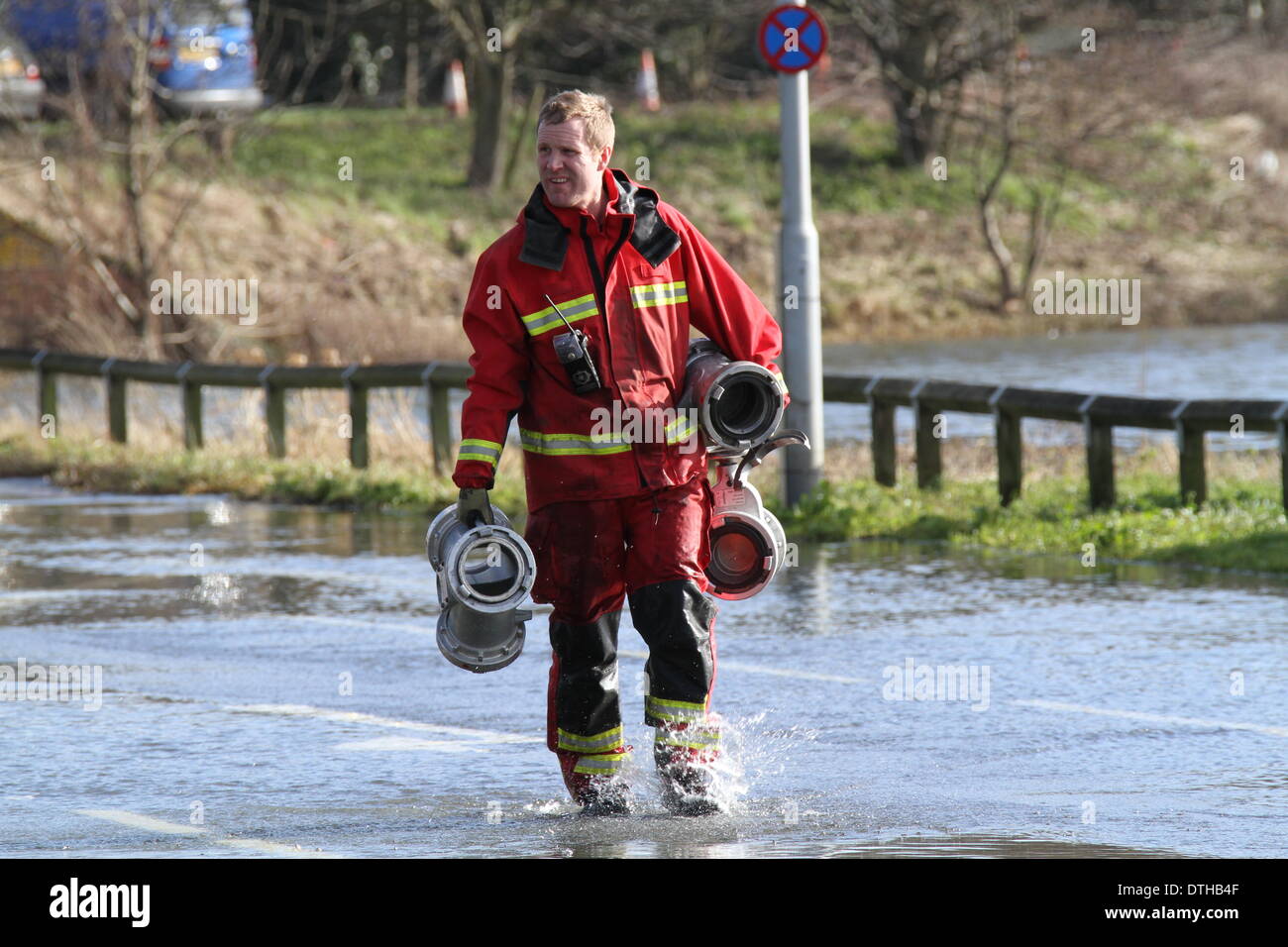 Egham, Surrey, UK. 17. Februar 2014. Flut Szenen von Egham, Surrey West Yorkshire Feuerwehr und Rettungsdienst Feuerwehr tragen Grundausstattung durch die zurückweichenden Fluten in Runnymede, in der Nähe von Egham, Surrey.  Bildnachweis: John Maxwell-Roberts/Alamy Live-Nachrichten Stockfoto