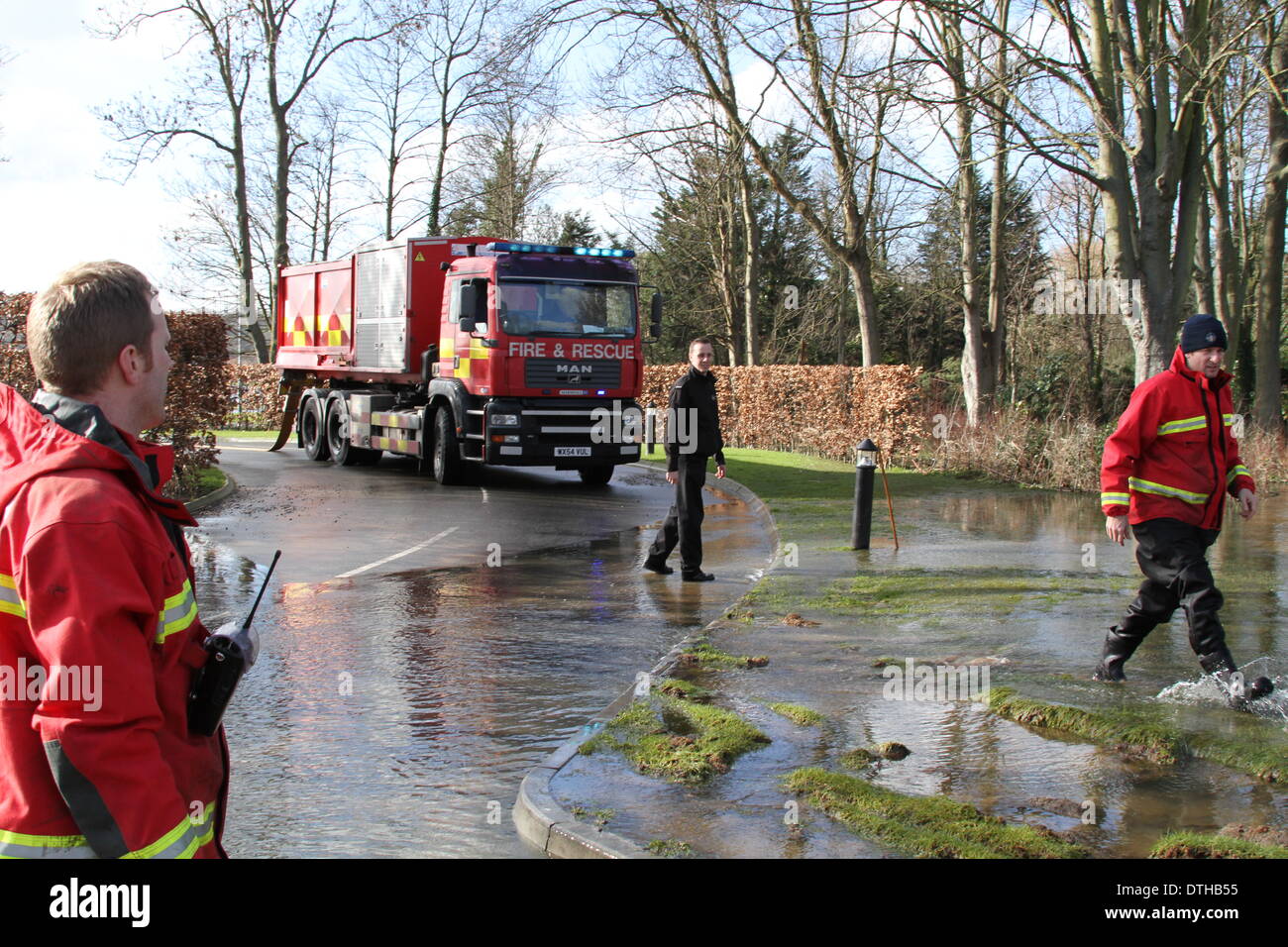 Egham, Surrey, UK. 17. Februar 2014. Szenen von Egham, Surrey West Yorkshire Feuer und Rettung Service eingerichtet, Pumpen, A308 Windsor Road in der Nähe von Runnymede klar zu überfluten. Bildnachweis: John Maxwell-Roberts/Alamy Live-Nachrichten Stockfoto