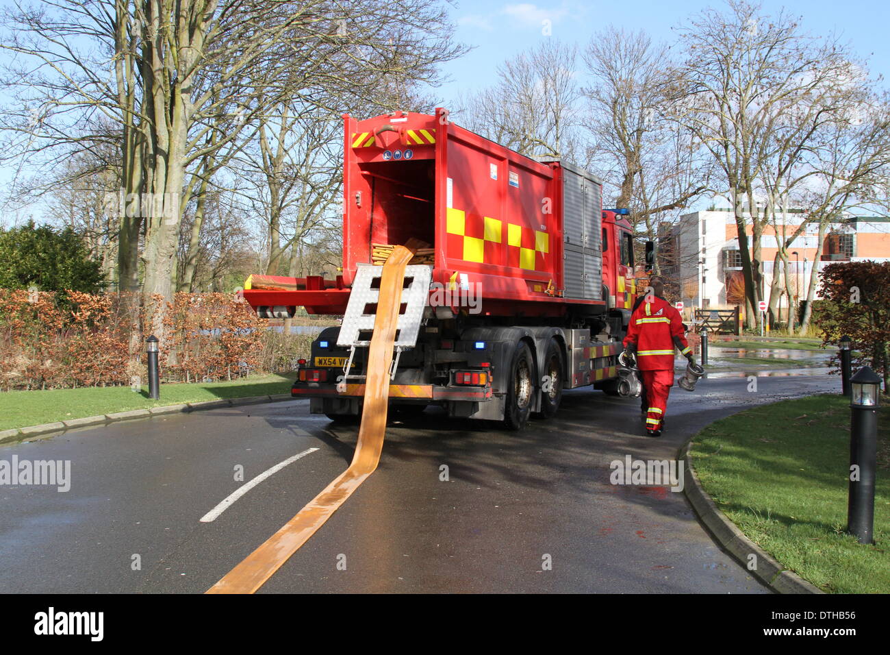 Egham, Surrey, UK. 17. Februar 2014. Flut Szenen von Egham, Surrey A West Yorkshire und Feuerwehr LKW legt Schlauch um zu versuchen, die Fluten in Runnymede, in der Nähe von Egham, Surrey zu entfernen.  Bildnachweis: John Maxwell-Roberts/Alamy Live-Nachrichten Stockfoto