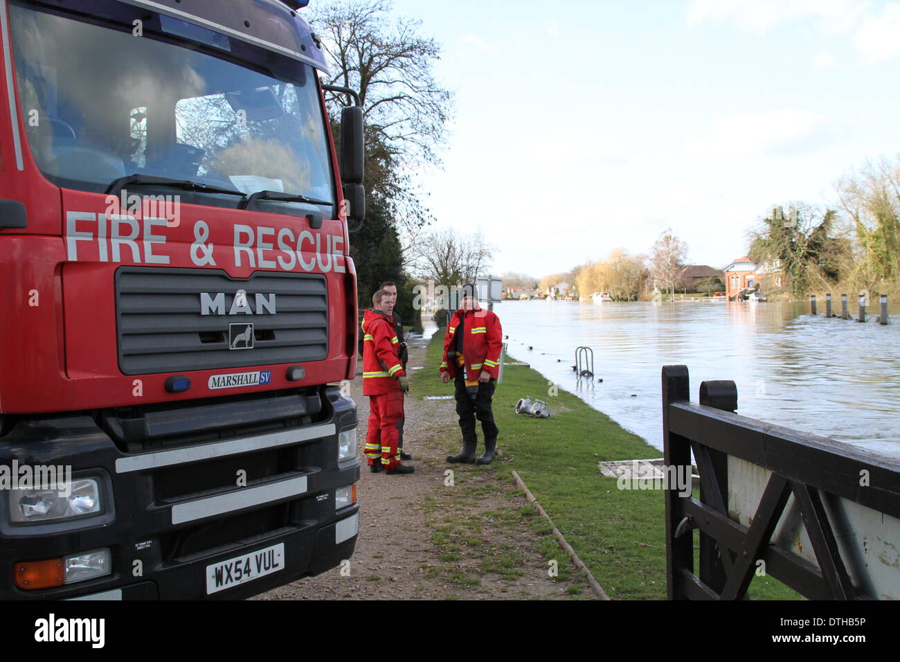 Egham, Surrey, UK. 17. Februar 2014. Flut Szenen von Egham, Surrey West Yorkshire Feuerwehr und Rettungsdienst-Personal inspizieren die sinkende der Themse bei Bell Weir Lock, Egham, Surrey Credit: John Maxwell-Roberts/Alamy Live News Stockfoto