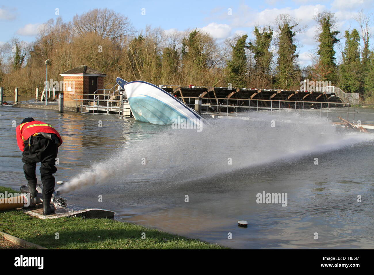 Egham, Surrey, UK. 17. Februar 2014. Flut Szenen von Egham, Surrey A West Yorkshire und Feuerwehr Feuerwehrmann Positionen einen Schlauch zum Hochwasser in der Themse bei Runnymede, in der Nähe von Egham, Surrey zu Pumpen.  Bildnachweis: John Maxwell-Roberts/Alamy Live-Nachrichten Stockfoto