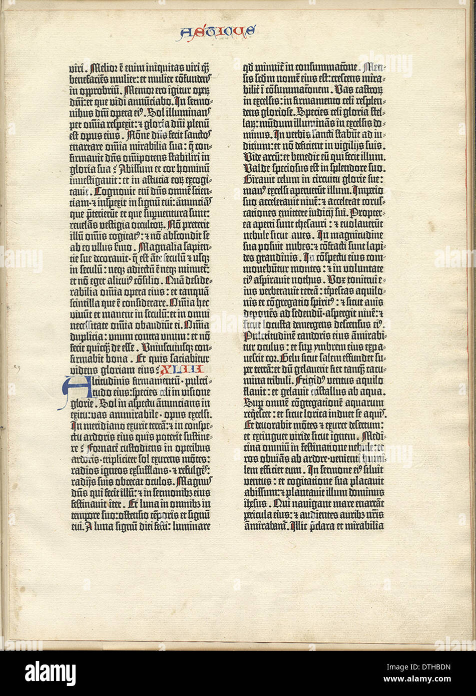 Ein lateinisch gedrucktes Blatt aus der Gutenberg-Bibel ist eines der frühesten Beispiele beweglicher Schrift. Dieses Stück spiegelt die revolutionären technologischen Fortschritte des Druckens im 15. Jahrhundert wider und ist ein wichtiges Artefakt in der Geschichte des Druckens und der Alphabetisierung. Stockfoto