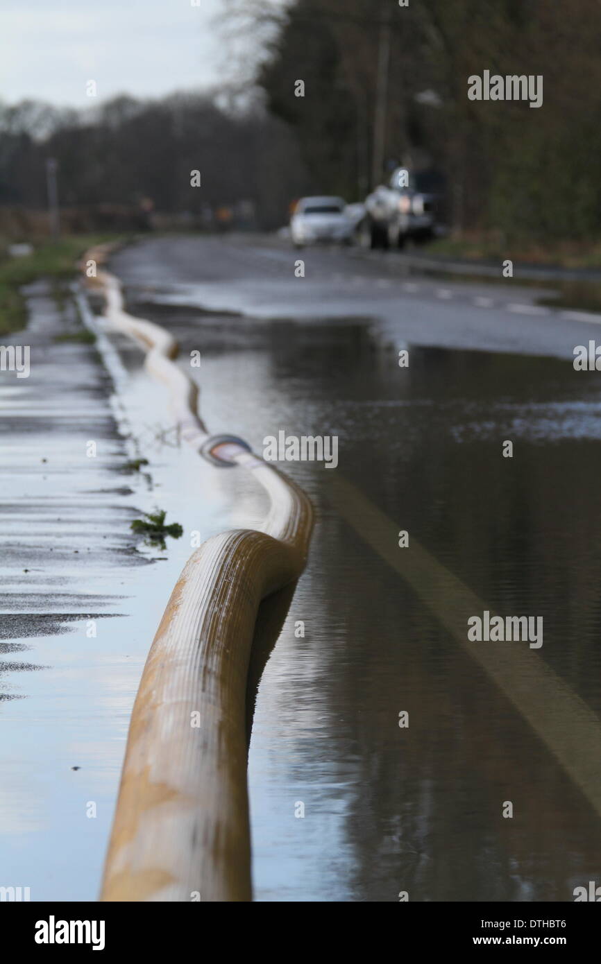 Egham, Surrey, UK. 17. Februar 2014. Szenen von Egham, Surrey West Yorkshire Feuer und Rettung Service eingerichtet, Pumpen, zurückweichenden Fluten aus A308 Windsor Road in der Nähe von Runnymede klar zu überfluten. Dieser Schlauch führt das Wasser zurück in die Themse. Bildnachweis: John Maxwell-Roberts/Alamy Live-Nachrichten Stockfoto