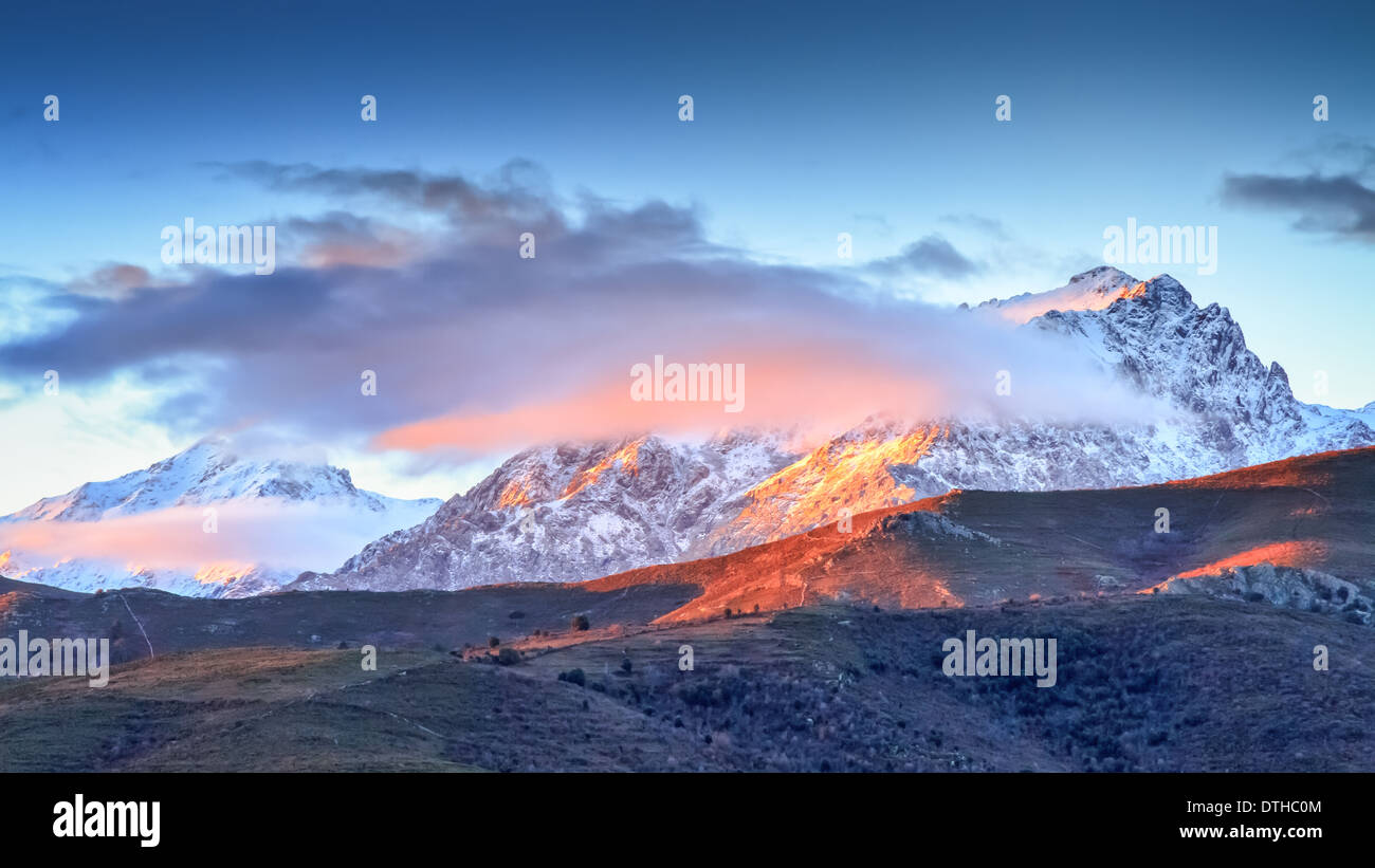 Eine schneebedeckte Monte Cinto im Morgengrauen entnommen den Col de San Colombano im Norden Korsikas bei Sonnenaufgang Stockfoto