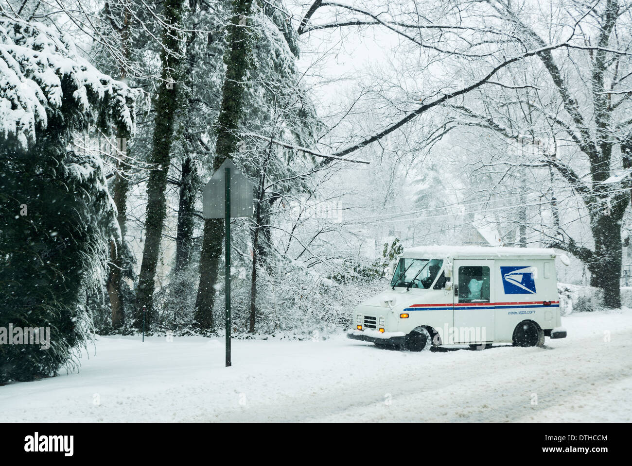 Post-Lieferwagen während eines Schneesturms Winter. Stockfoto