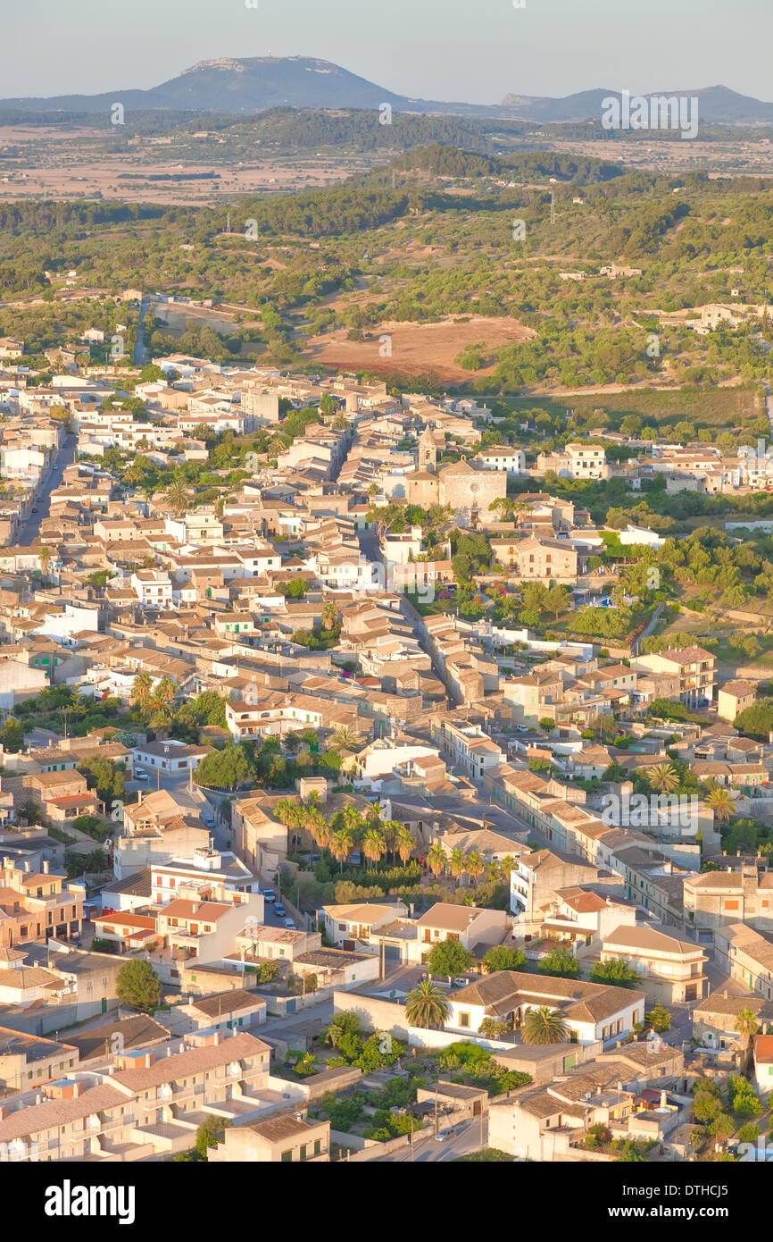 Am frühen Morgen Luftbild von Maria De La Salud Dorf. Mittel-/Nordbereich von Mallorca, Balearen, Spanien Stockfoto