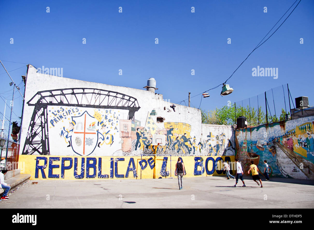 Improvisierter Fussballplatz in La Boca Nachbarschaft, Buenos Aires Stockfoto