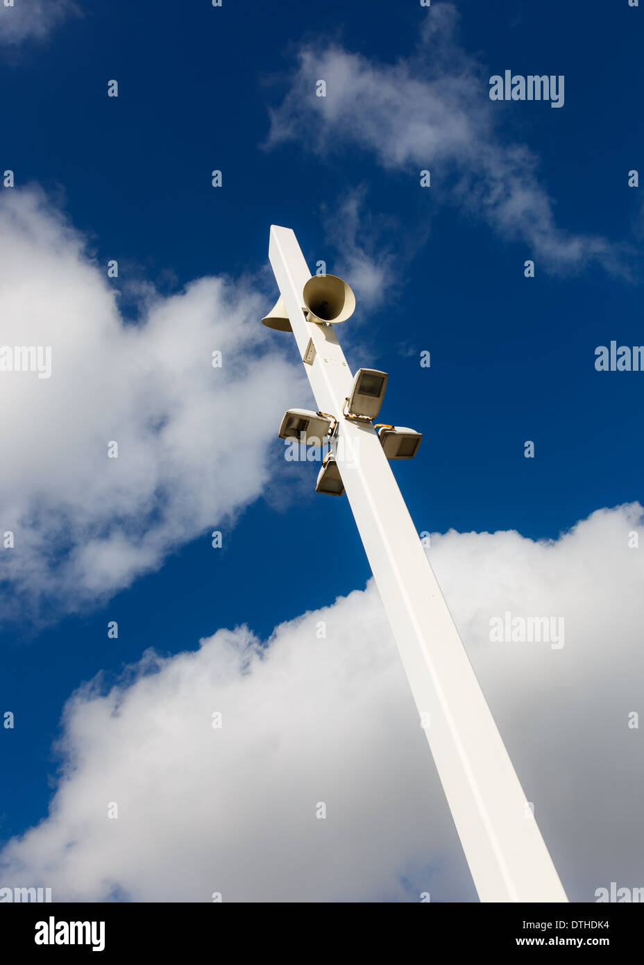 Outdoor-Beschallung Lautsprecher vor blauem Himmel Stockfoto