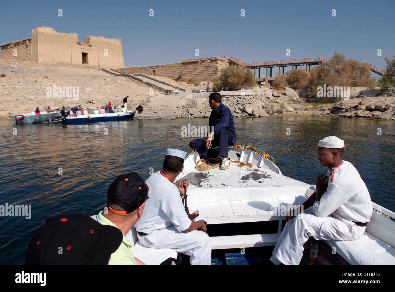 Ägypten bewaffnete Polizei Wache Touristen gegen Angriff an alten historischen Stätten. Nasser-See Assuan Stockfoto