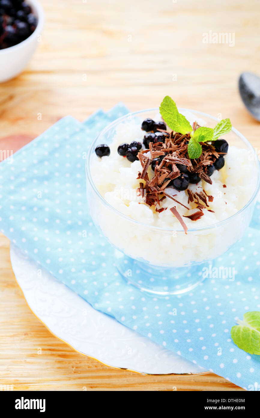 Milch-Risotto mit Beeren und Schokolade, Essen Nahaufnahme Stockfoto