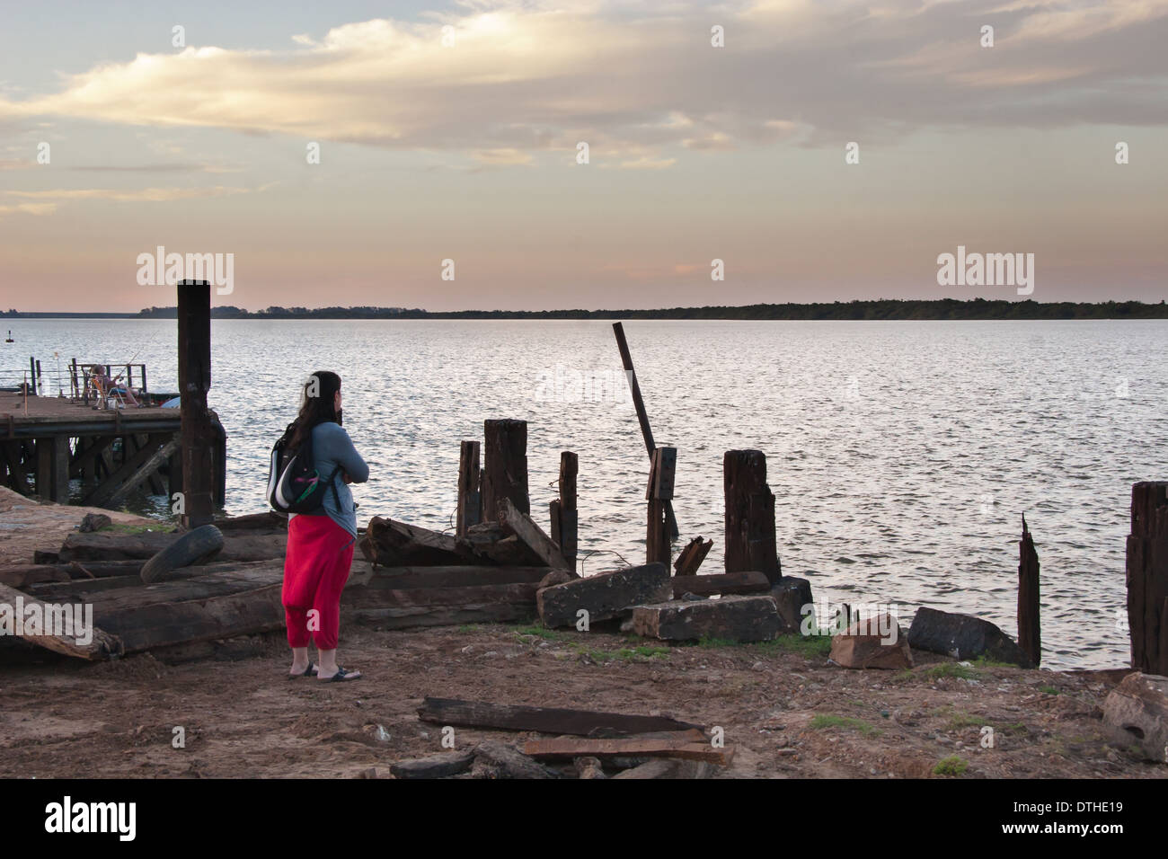 Frau betrachten Uruguay Fluß, Doppelpunkt, Entre Rios, Argentinien Stockfoto
