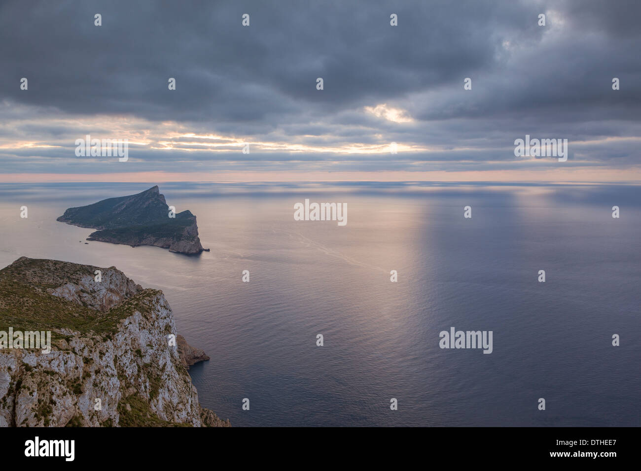 Die Insel Dragonera bei Sonnenuntergang, Westen von Mallorca und offene Meer in Richtung Ibiza. Geschützten Bereich. Andratx Bereich. Balearen, Spanien Stockfoto