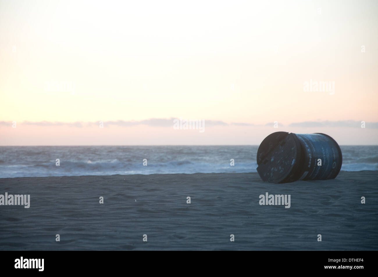 Eine leere Metalltrommel am Strand bei Sonnenuntergang in Venedig, Kalifornien. Stockfoto