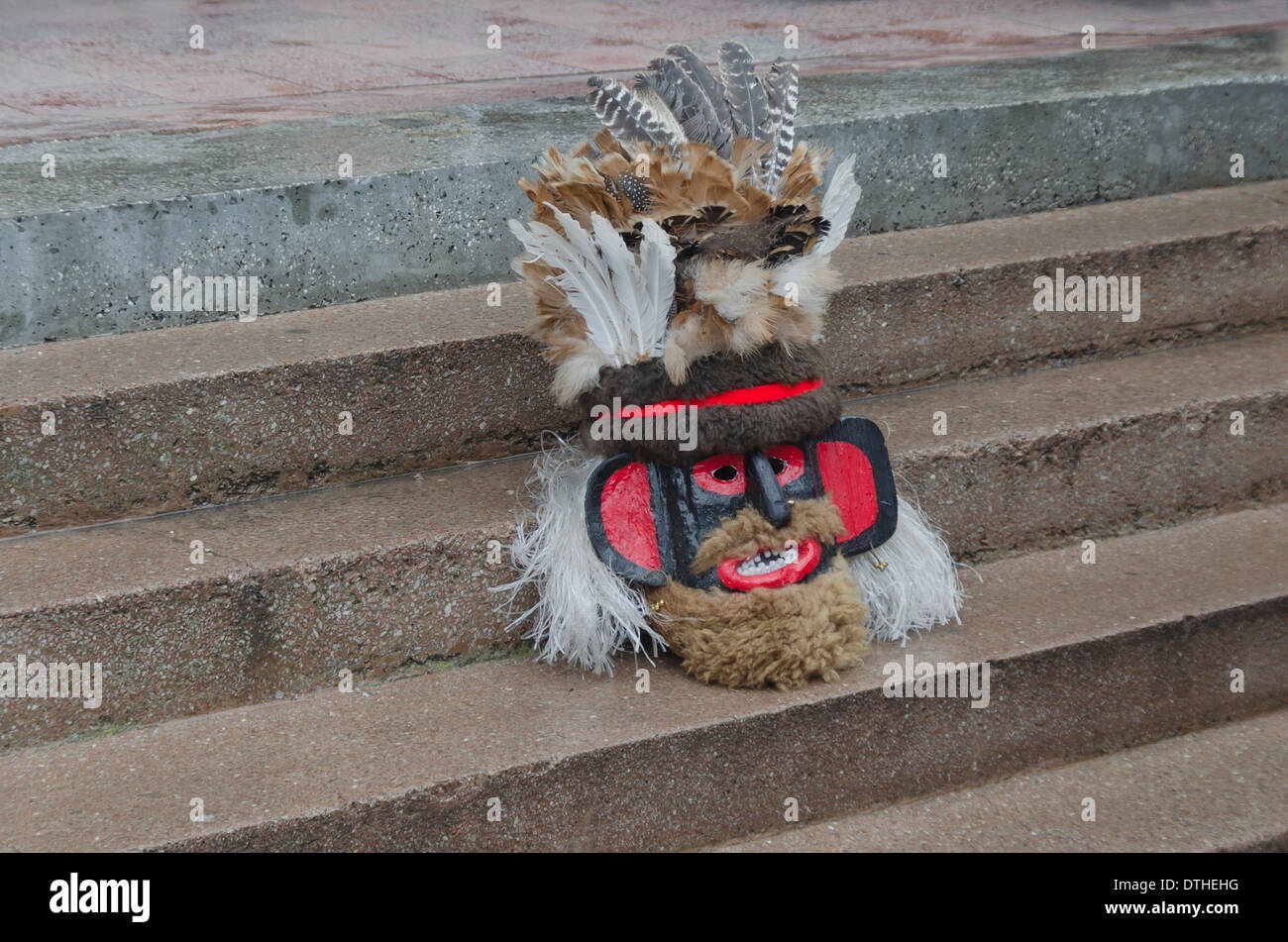 Bunte Theater Maske der Kukeri sitzt auf der Treppe Stockfoto