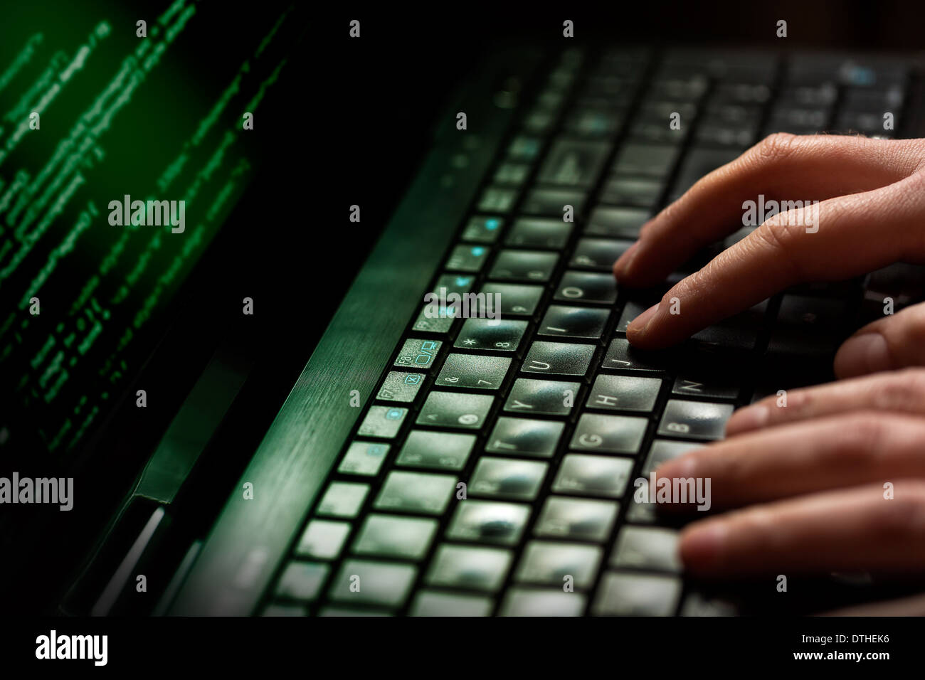 Hacker mit Laptop. Es gibt viele Ziffern auf dem Computerbildschirm. Stockfoto