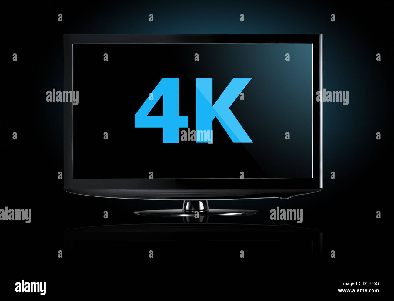 4K TV Display mit Vergleich der Auflösungen. Ultra HD auf auf modernen TV Stockfoto