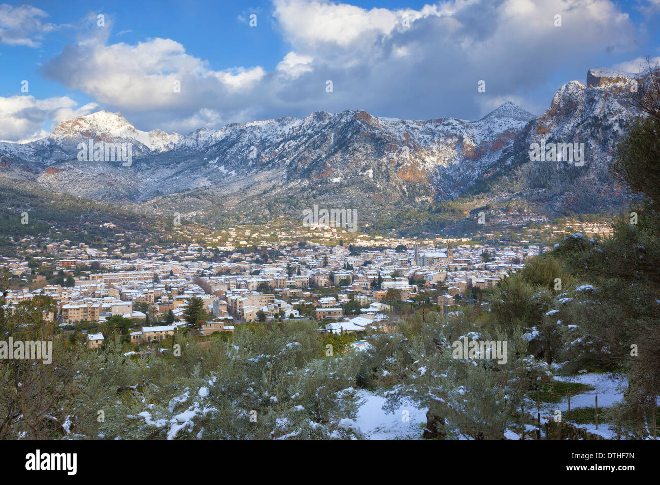 Sóller-Stadt und Tal, umgeben von Tramuntana-Gebirge, nach einem Winter Schneefall. Mallorca, Balearen, Spanien Stockfoto