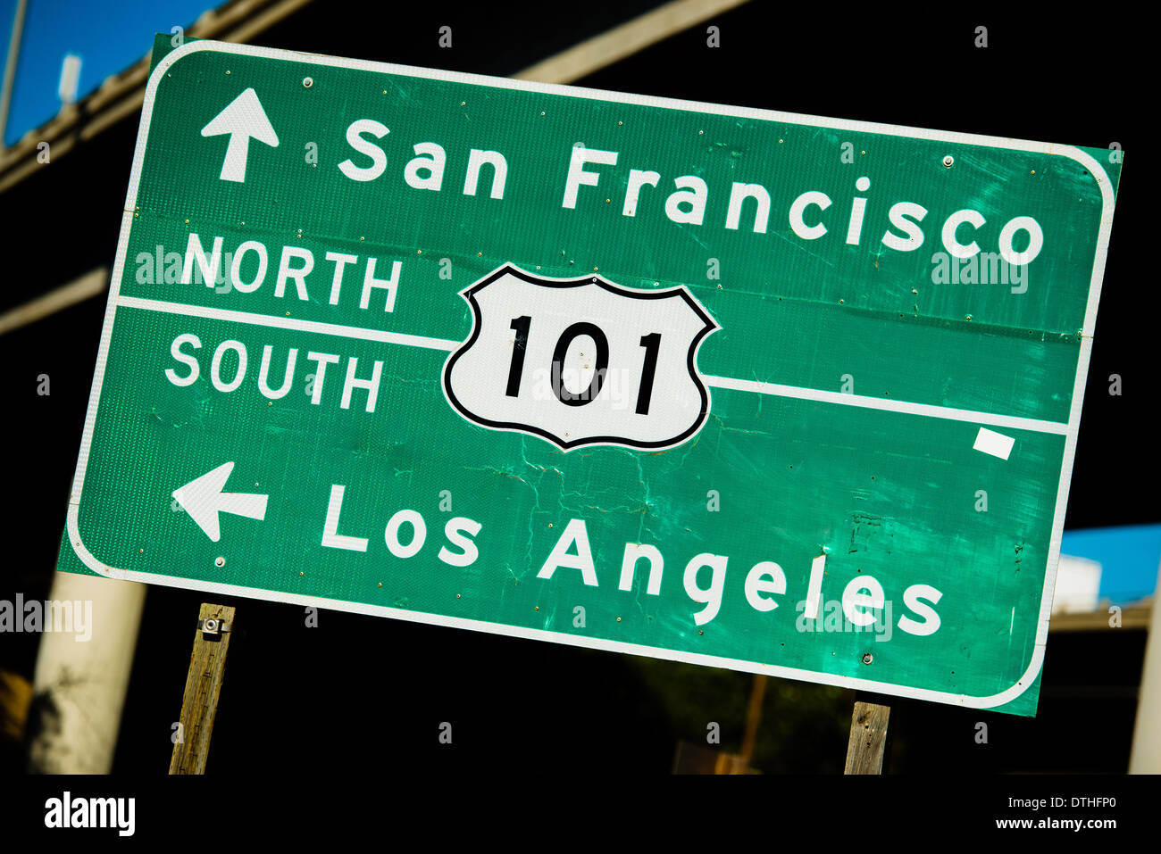 Ein grünes uns 101 Nord/Süd Autobahn Schild mit der Autobahn im Hintergrund Stockfoto
