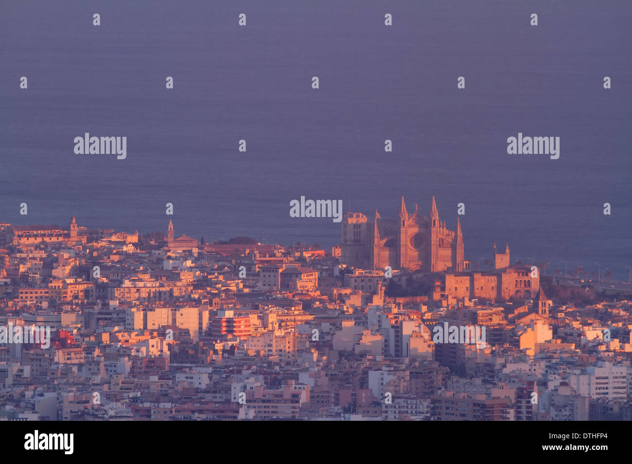 Teilansicht der Stadt Palma de Mallorca, Kathedrale und Hafen bei Sonnenuntergang aus großer Entfernung. Mallorca, Balearen, Spanien Stockfoto