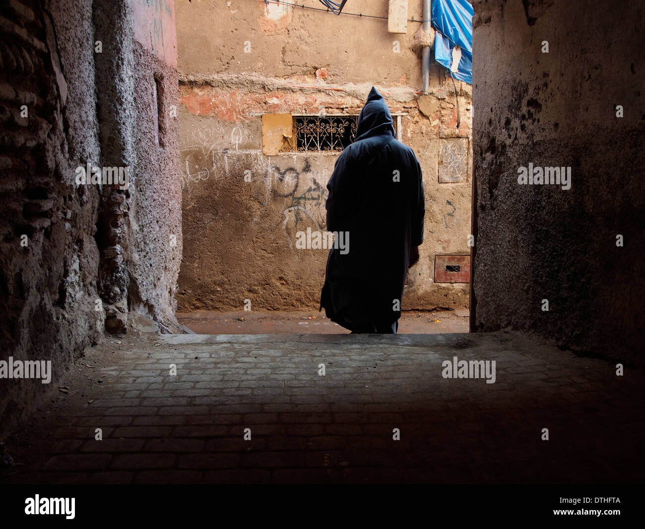 Mann trägt ein Djellaba in den Straßen von Ethik Marrakesch, Marokko (Marrakesch) Stockfoto