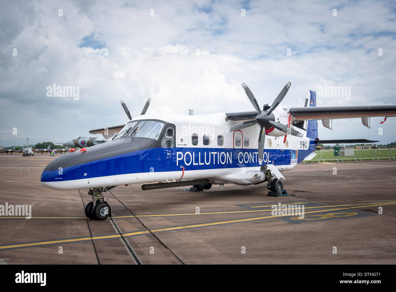 POLLUTION CONTROL Dorner 228 zweimotorigen Patrouille Flugzeug auf einem britischen Airshow 2012 Stockfoto
