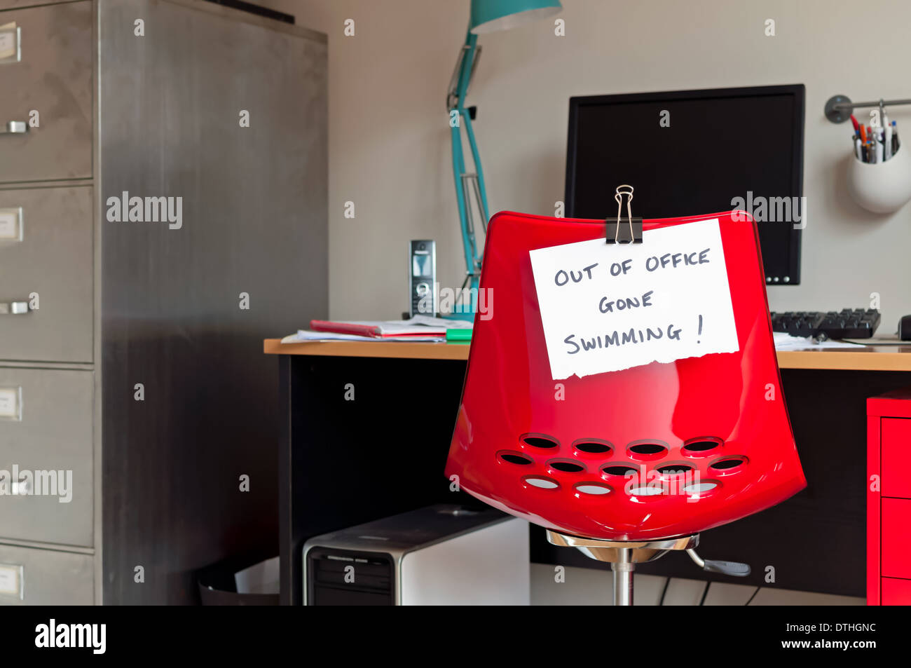 Aus dem Amt. Vorbei schwimmen! Stockfoto