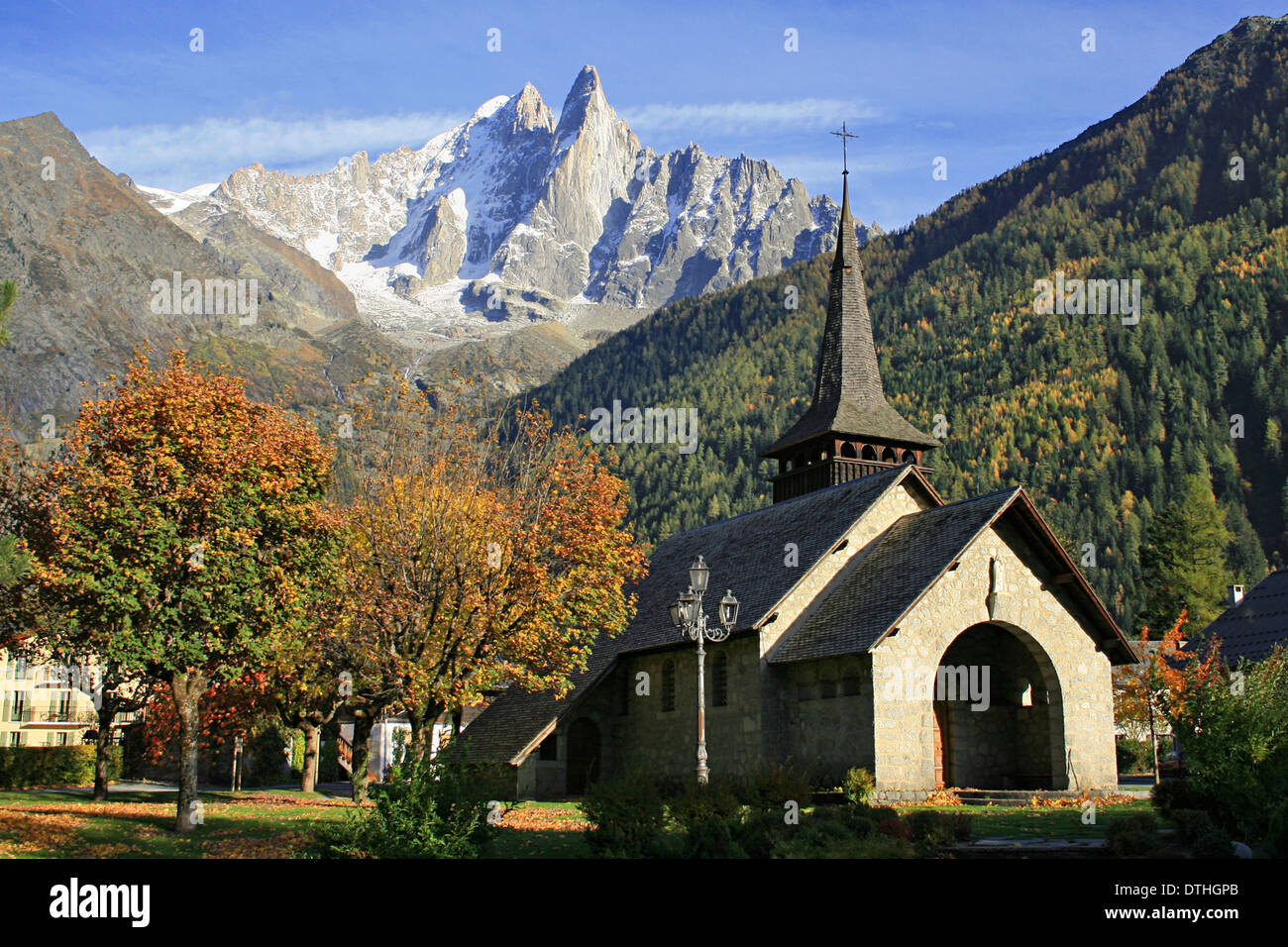 Aiguille Verte, Les Drus und die Kapelle des Bergdorfes Les Praz de Chamonix in den französischen Alpen. Stockfoto