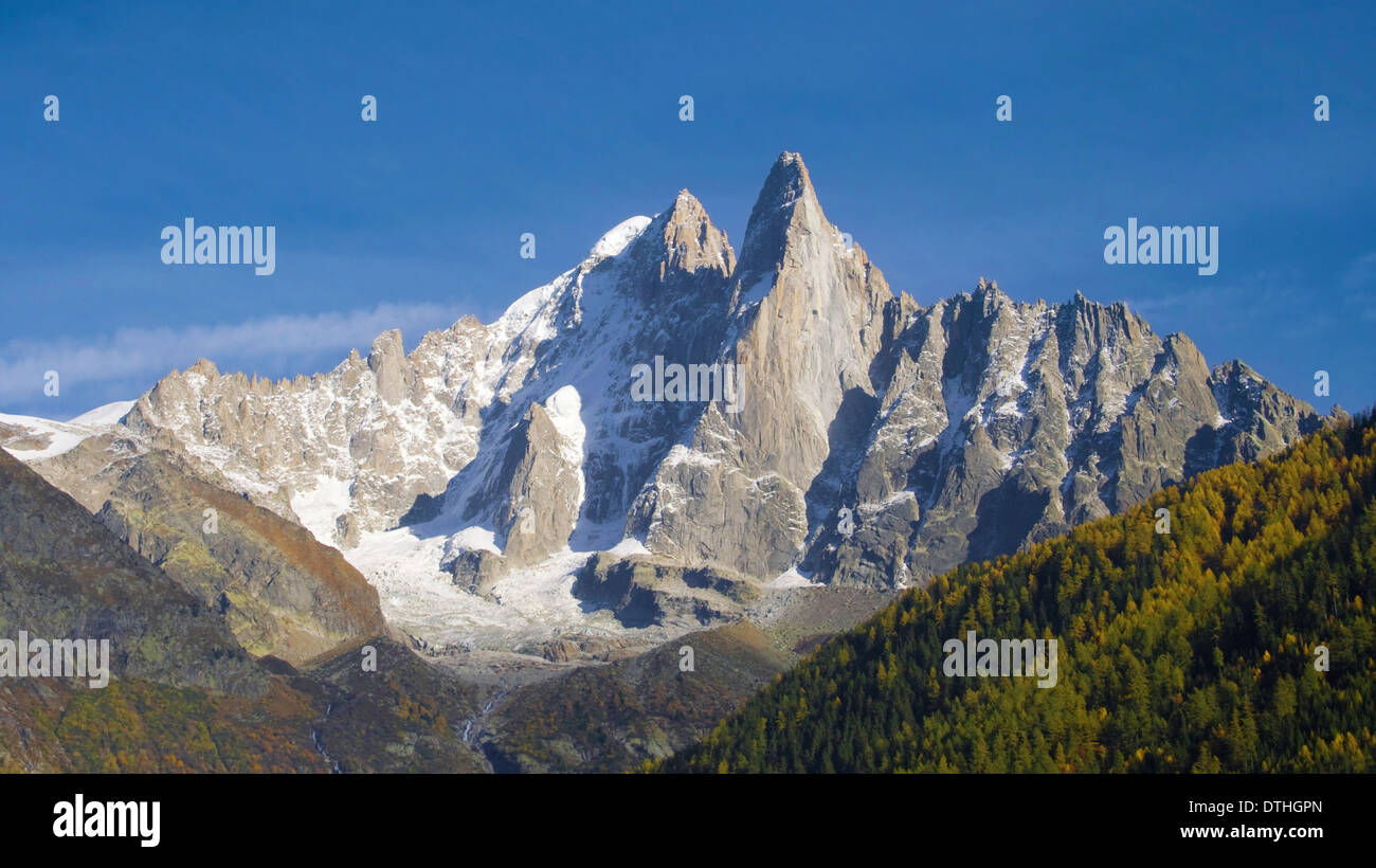 Die Aiguille Verte und der Aiguilles du Dru (oder Les Drus) im Mont-Blanc-Massiv, Les Praz de Chamonix, Frankreich. Stockfoto