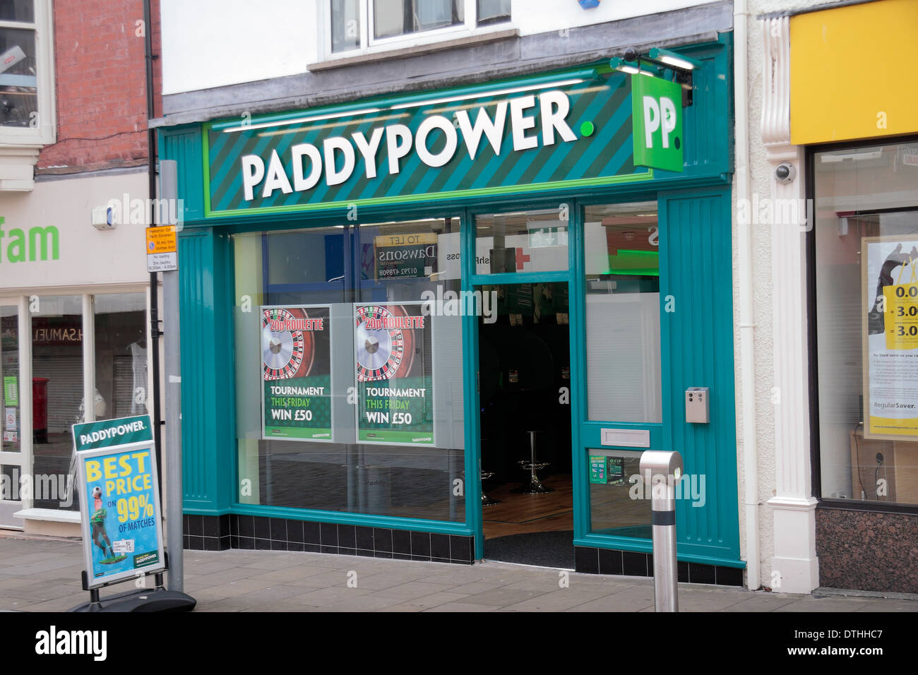 Ein Paddy Power Buchmacher Geschäft in Swansea, Wales. Stockfoto